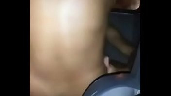 Play Dominicana singando en un carro y se mueve bien rápido