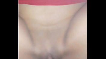 Play Esta jovencita tiene el coño delicioso y apretadito, me saca la leche rapidito con su lindo coño apretado.