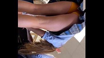 Play Upskirt exposes Teenager