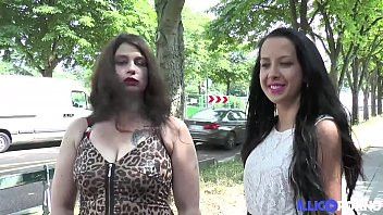 Play Jeny, brunette salope, se fait prendre par deux mecs