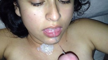Play Descarga de semen en su linda boca