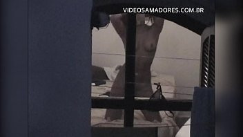 Play Rapaz grava vídeo da vizinha exibicionista que o provoca com putaria diariamente