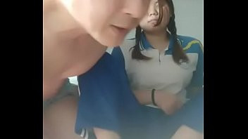 Play 童颜巨乳学妹被两渣男带到小旅馆玩弄，年龄不大奶子真够爆