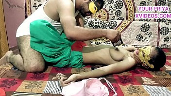 Play 18 की सिम्मी ने चॉकलेट लगा कर जीजा जी का लण्ड चूसा